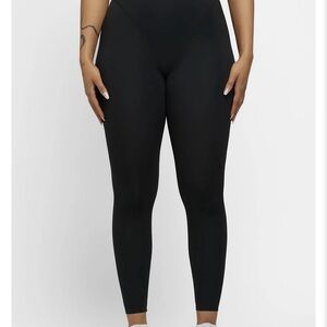 NAMA women’s body contour black leggings